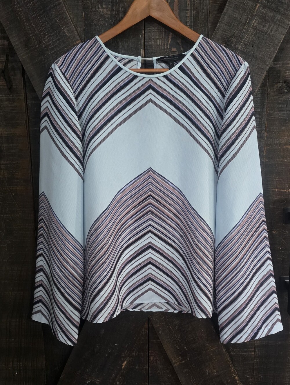 BCBGMaxAzria Light Blue Chevron Stripe Long-FlarebSleeve Blouse Medium